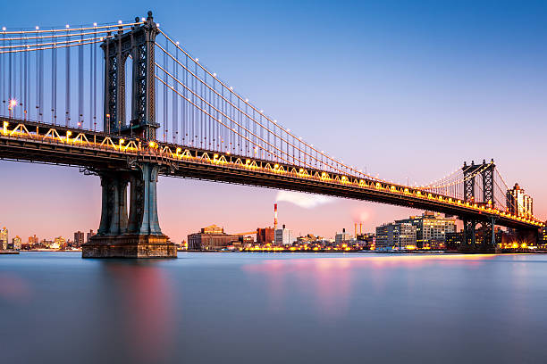 매해튼 구름다리 전광식 at dusk - east river riverbank waters edge suspension bridge 뉴스 사진 이미지