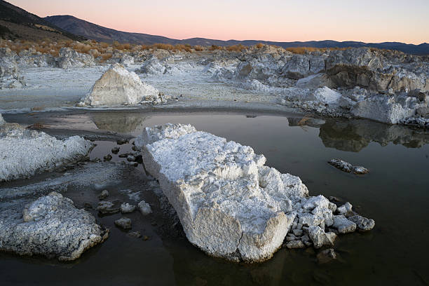 pedra de sal formação de tufos calcários rochosas pôr do sol lago mono califórnia natureza para fora - mono county imagens e fotografias de stock