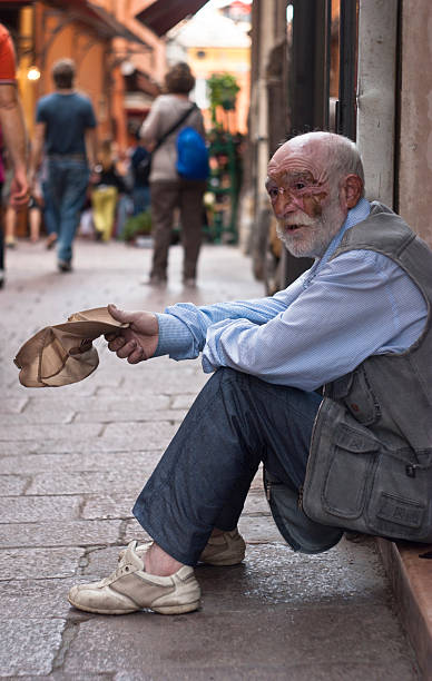 Vieil homme sans-abri demande de l'aide. - Photo
