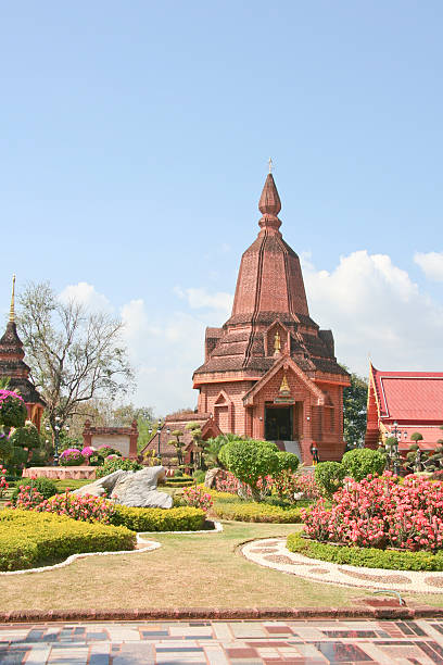 пагода в храм в таиланде - wat chaiwattanaram стоковые фото и изображения