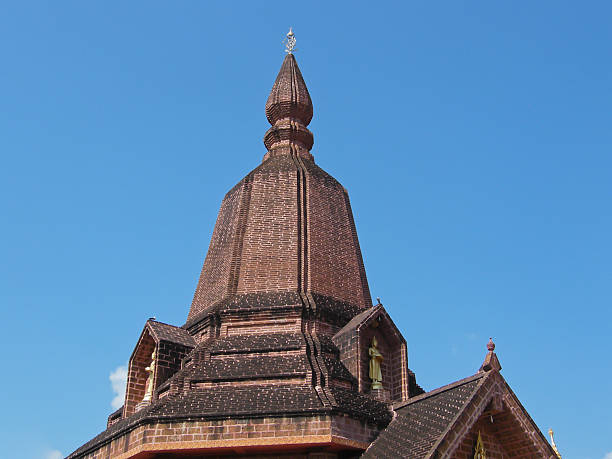 пагода в храм в таиланде - wat chaiwattanaram стоковые фото и изображения