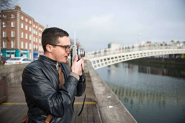 fotógrafo en dublín. - dublin ireland urban road people real people fotografías e imágenes de stock