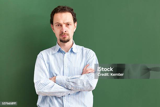 Graves Professor De Pé Com Os Braços Cruzados Com Quadro Negro - Fotografias de stock e mais imagens de Professor