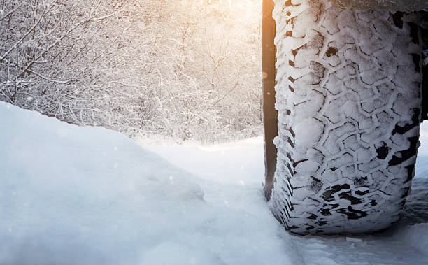 rueda de coche en invierno carretera - off road vehicle snow 4x4 driving fotografías e imágenes de stock