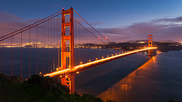 Golden Gate-Brücke in der Abenddämmerung – Foto