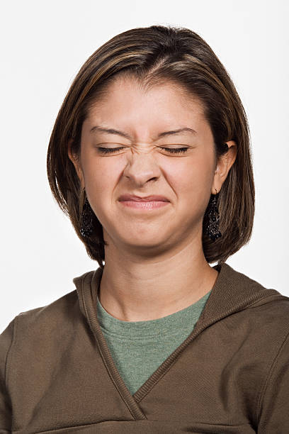 retrato de joven mujer adulta caucásica - sneering grimacing women human face fotografías e imágenes de stock