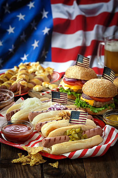 día de la independencia 4 de julio - mesa de picnic - napkin american flag holiday fourth of july fotografías e imágenes de stock