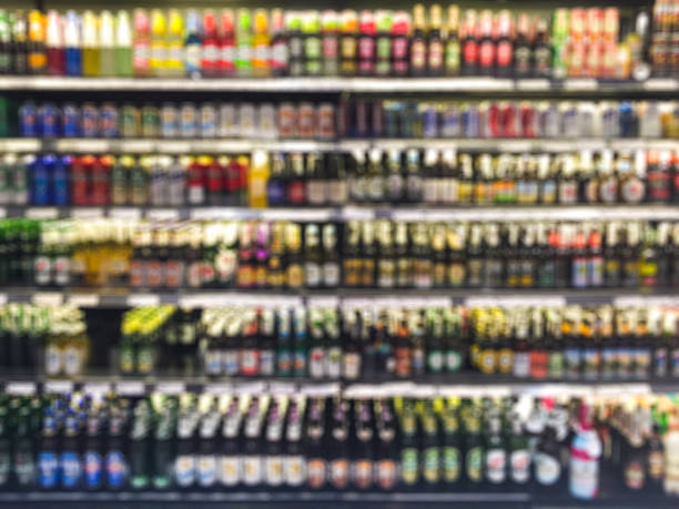 mensola sfondo di sfocatura supermercato - beer bottle beer cold alcohol foto e immagini stock