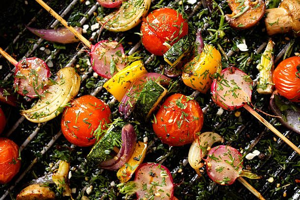 deliciosos y saludables pinchos veganos - roasted vegetable fotografías e imágenes de stock