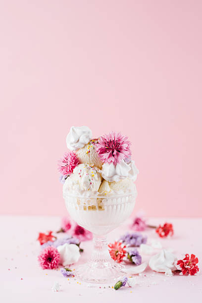 istock Vanilla ice cream arrangement with flowers 537697602