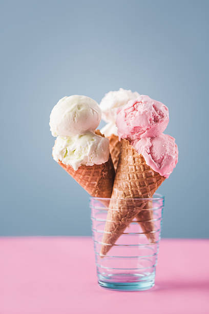 fragole e pera gelato coni su sfondo blu - strawberry ice cream flash foto e immagini stock