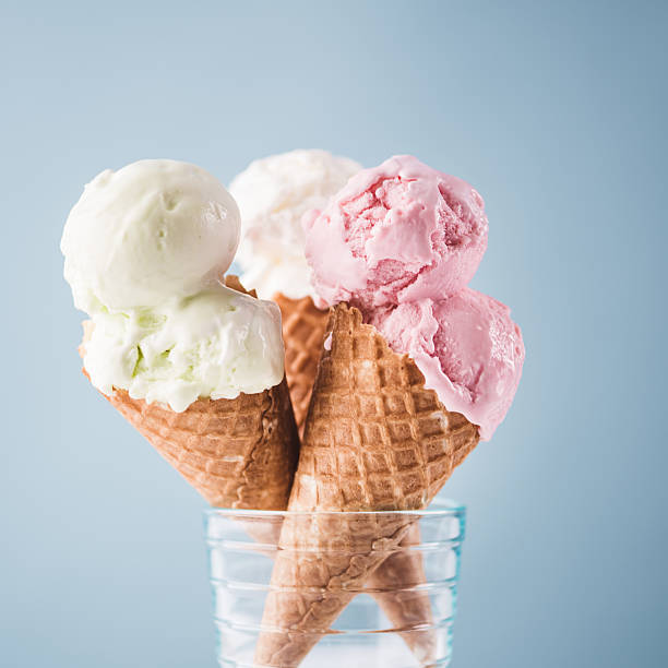 fragole e pera gelato coni su sfondo blu - strawberry ice cream flash foto e immagini stock