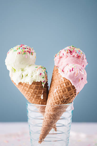 fragole e pera gelato coni su sfondo blu - strawberry ice cream flash foto e immagini stock