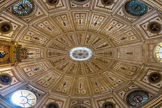 detalhe do teto dentro da catedral de sevilha - national landmark architectural styles sevilla seville - fotografias e filmes do acervo