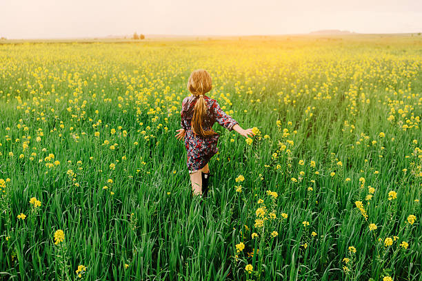 menina no campo - child little girls single flower flower - fotografias e filmes do acervo