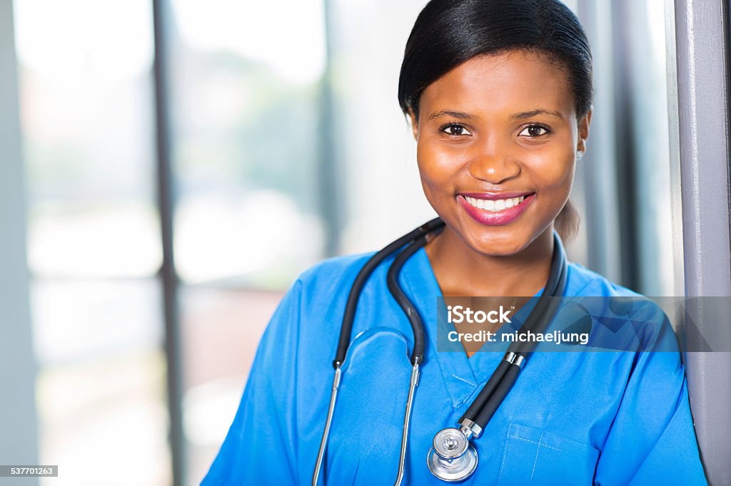 Mujer profesional médico americano africano - Foto de stock de Personal de enfermería libre de derechos
