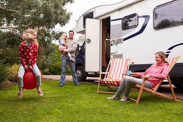 семья, наслаждаясь кемпинг отдых в изображением туристского фургона - camping family summer vacations стоковые фото и изображения