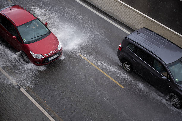 ливневые дожди в европе - hydroplaning стоковые фото и изображения