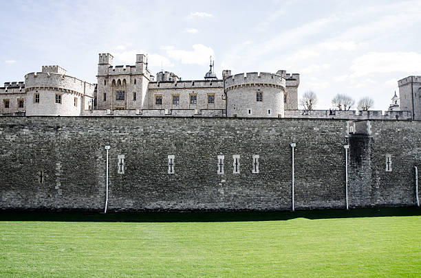 фасад лондонский тауэр - local landmark international landmark middle ages tower of london стоковые фото и изображения