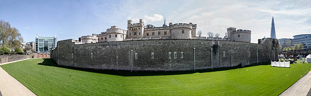 панорама фасад лондонский тауэр - local landmark international landmark middle ages tower of london стоковые фото и изображения