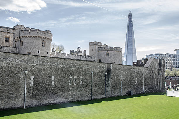 벽면 런던 타워, 고층빌딩과 미진 - local landmark international landmark middle ages tower of london 뉴스 사진 이미지