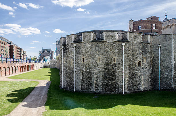 углу лондонский тауэр с тауэрский мост позади - local landmark international landmark middle ages tower of london стоковые фото и изображения