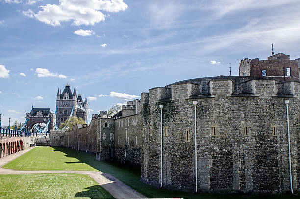 コーナー ロンドンのタワーブリッジタワー後ろ - local landmark international landmark middle ages tower of london ストックフォトと画像