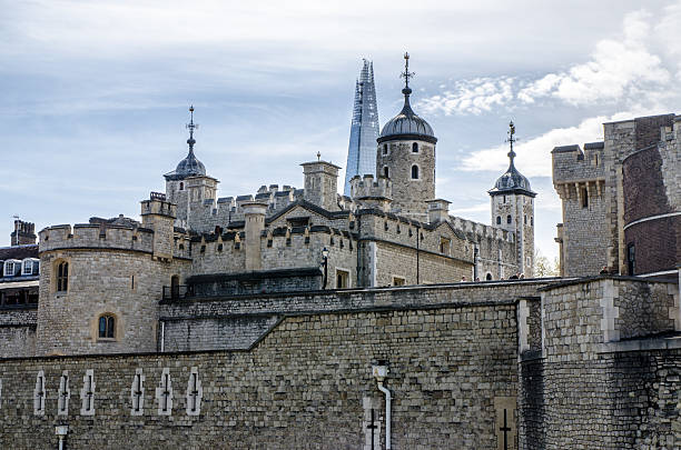 стена лондонский тауэр с небоскребами за - local landmark international landmark middle ages tower of london стоковые фото и изображения