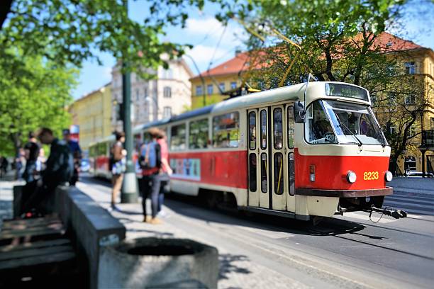 praga, muoversi en tramway - street defocused car road photos et images de collection