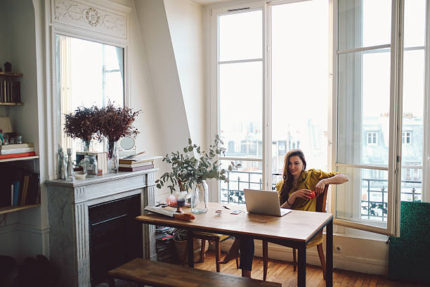 jeune travailleur indépendant femme se détendant dans son appartement parisien - coffee table living room indoors comfortable photos et images de collection