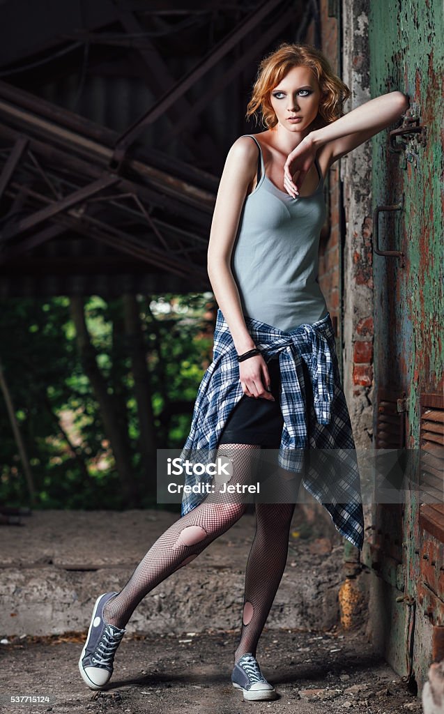 Grunge Schöne Junge Mädchen In Karohemd Und Zerrissen Strumpfhose ...