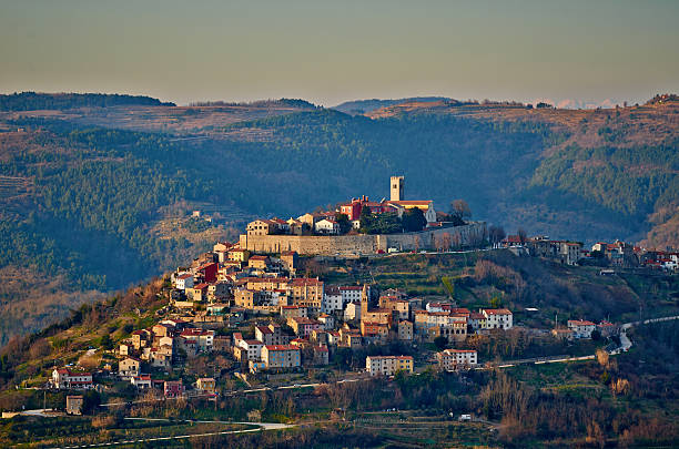 motovun -小さな町オンザヒル - town village hill panoramic ストックフォトと画像