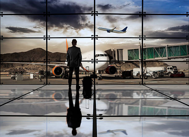 uomo d'affari in aeroporto - people traveling abstract glass men foto e immagini stock