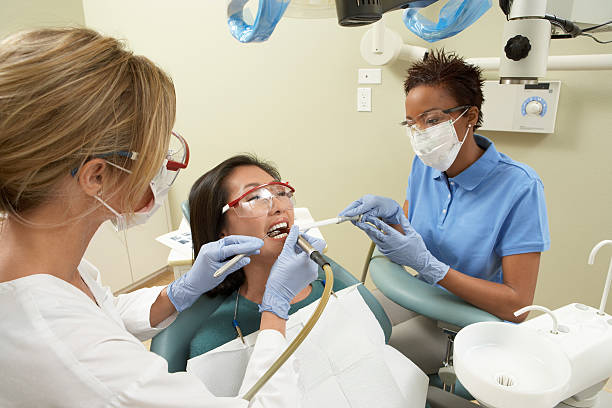 女性歯科作業 - dental assistent ストックフォトと画像