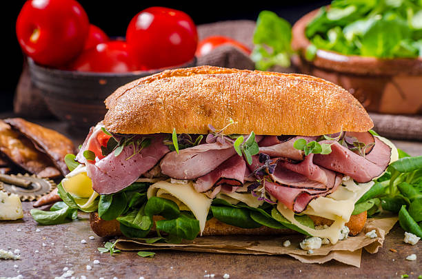 sandwich mit schinken und käse, grünem salat - monte cristo stock-fotos und bilder