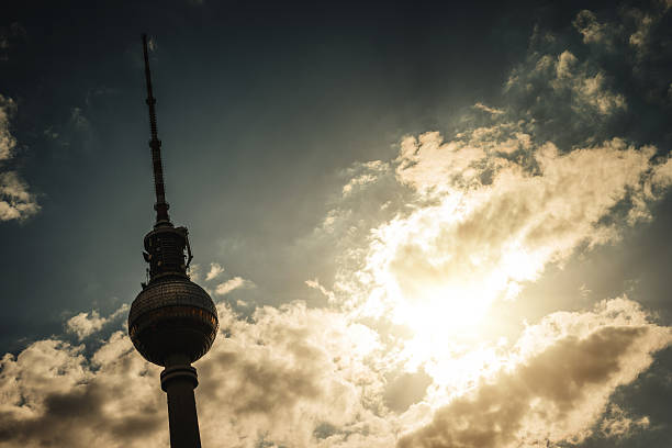 tour de télévision de berlin-alexander platz, en allemagne - television tower flash photos et images de collection