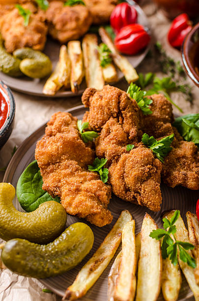 parówka sznycel oryginalne - cutlet schnitzel french fries scaloppini zdjęcia i obrazy z banku zdjęć