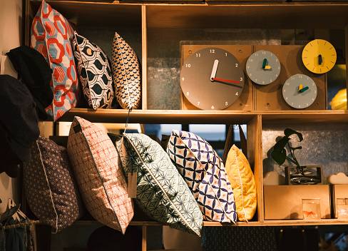 Almohadas y reloj artesanal en un elegante tienda de photo