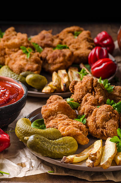 parówka sznycel oryginalne - cutlet schnitzel french fries scaloppini zdjęcia i obrazy z banku zdjęć