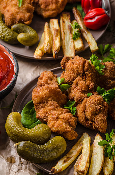 parówka sznycel oryginalne - cutlet schnitzel french fries scaloppini zdjęcia i obrazy z banku zdjęć