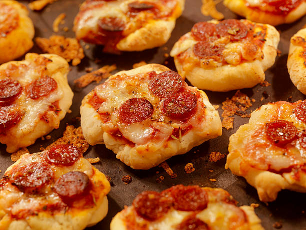 домашняя пицца пепперони мини-закуски - savoury slice стоковые фото и изображения