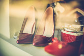 weibliche-modernen-roten-schuhe-im-mode-shop.jpg?b=1&s=170x170&k=20&c=nfiZ3Z778-pOq53hxHyRpZdutcqRJ3OH6kso28RyODI=