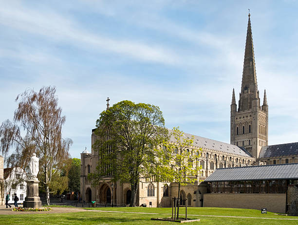 노위치 캐서드럴 닽힌, 주 님 넬슨 황후상 및 refectory - norwich cathedral east anglia norfolk 뉴스 사진 이미지
