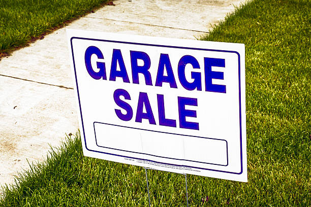 sprzedaż garażowa zaloguj się fort gratiot, mi - garage sale zdjęcia i obrazy z banku zdjęć