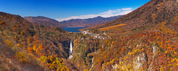 kegon falls no outono, perto de nikko, japão - nikko national park - fotografias e filmes do acervo