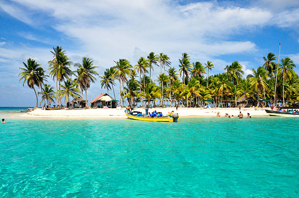 arraving at a caribbean tropical island, san blas, panama. trave - san blas bildbanksfoton och bilder