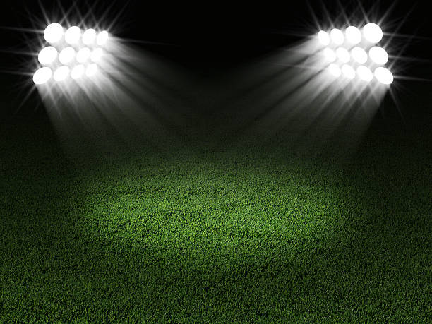 campo de fútbol verde iluminado con focos - recess lighting fotografías e imágenes de stock