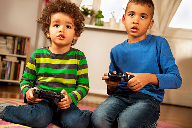 dzieci grając w gry wideo - video game friendship teenager togetherness zdjęcia i obrazy z banku zdjęć