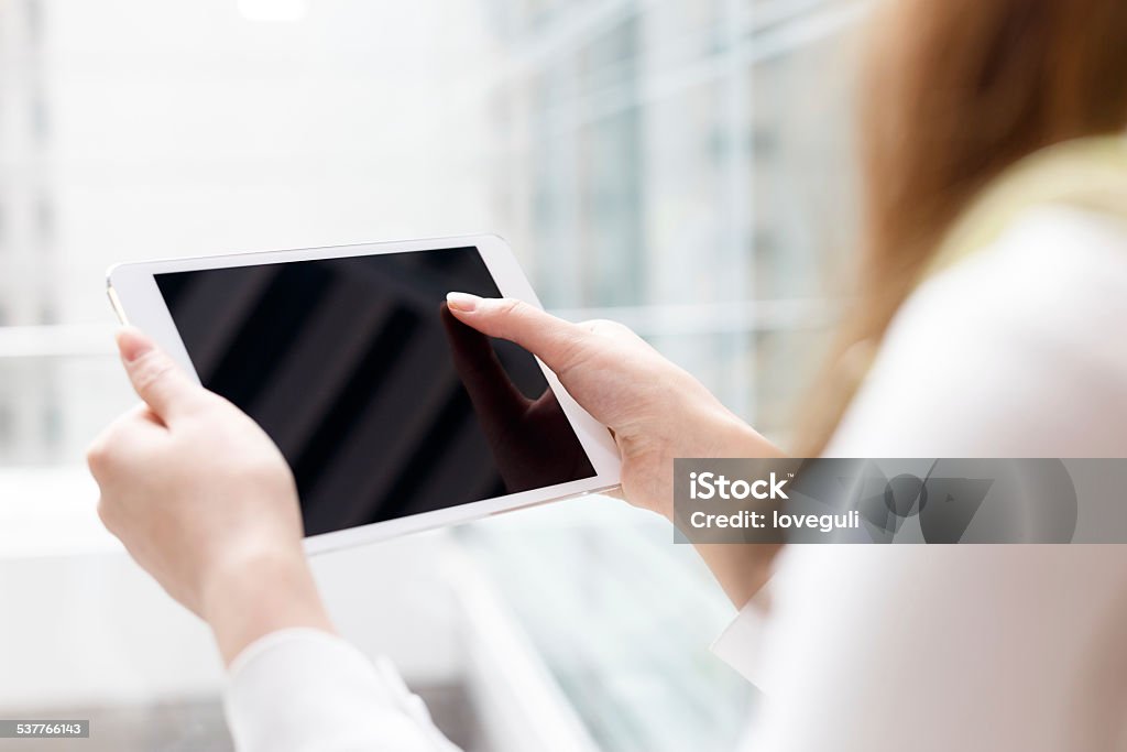 Asiatische erfolgreiche Geschäftsfrau mit tablet PC im Büro-Korridor - Lizenzfrei Tablet PC Stock-Foto