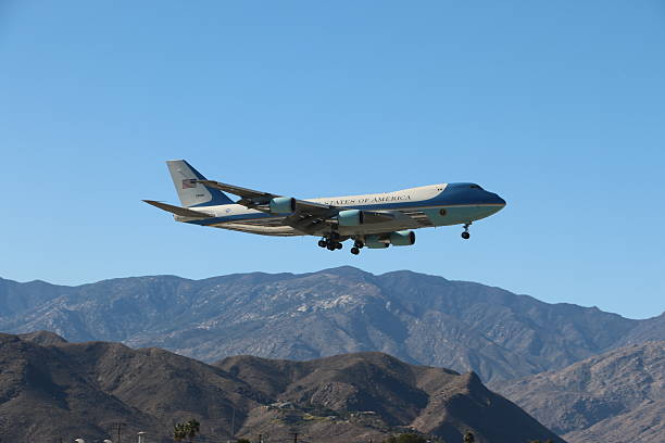 에어 포스 원의-팜 스프링스, 캘리포니아 - air force one 뉴스 사진 이미지